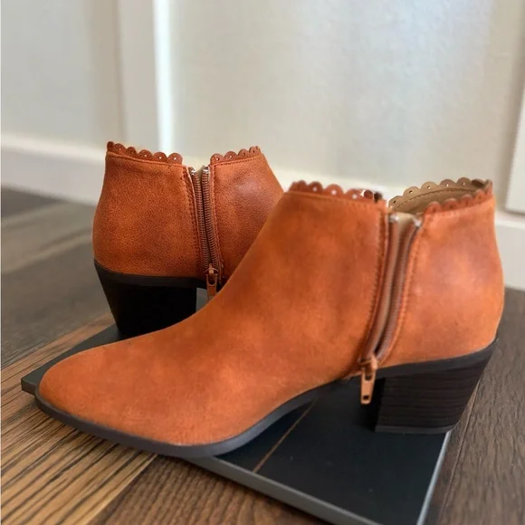 Crown Vintage Rust Scallop Trim Ankle Booties – Size 8.5 New - Picture 4 of 11